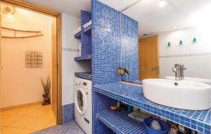 Kúpeľňa v ubytovaní 2 Bedroom Beautiful Home In Rijeka