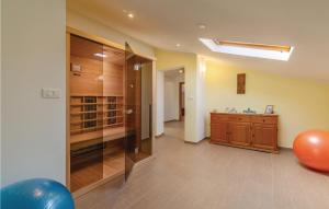 W łazience znajduje się kabina prysznicowa i umywalka. w obiekcie Nice Home In Marcana With Sauna w mieście Muntić
