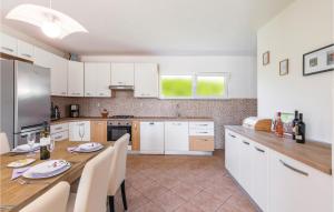 Kuchnia lub aneks kuchenny w obiekcie Nice Home In Marcana With Sauna