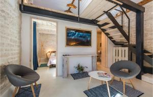 Telewizja i/lub zestaw kina domowego w obiekcie Two-Bedroom Holiday Home In Pridraga