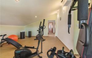 Centrum fitness w obiekcie Nice Home In Marcana With Sauna