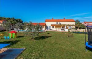 Plac zabaw dla dzieci w obiekcie Nice Home In Marcana With Sauna