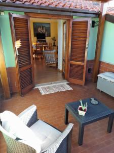 a room with a patio with a table and chairs at Appartamento Rosanna in Spoleto