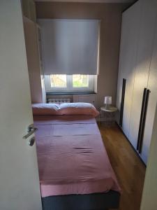 two beds in a room with a window at Casa Tabata fronte mare in Genoa