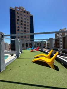 ein Dach mit einigen gelben Schuhen auf einem Dach in der Unterkunft Departamento amoblado con Amenities 104 INVERHOME INMOBILIARIA in Cordoba