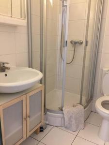 Un baño de Amazing sunny flat with a big terrace