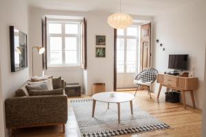 uma sala de estar com um sofá e uma mesa em FLH Estrela Comfortable Flat em Lisboa