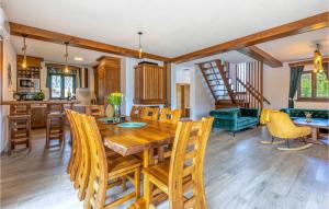 una sala da pranzo e un soggiorno con tavolo e sedie in legno di 3 Bedroom Nice Home In Brusane a Brušane
