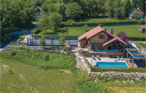 Bazén v ubytovaní Beautiful Home In Gornji Zvecaj alebo v jeho blízkosti + 37 fotografií