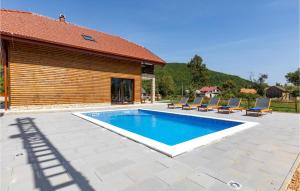 una piscina con sedie e una casa di 3 Bedroom Nice Home In Brusane a Brušane Altre 34 foto