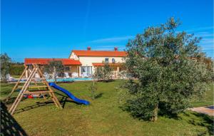 Plac zabaw dla dzieci w obiekcie Nice Home In Marcana With Sauna