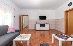 Telewizja i/lub zestaw kina domowego w obiekcie Nice Home In Marcana With Sauna