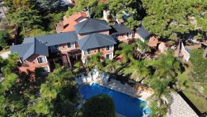 an aerial view of a house with a swimming pool at Complejo un Mundo Aparte in Mar de Ajó