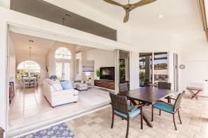 Χώρος καθιστικού στο 3BR Scenic Home in Marco l Pool l Hot Tub