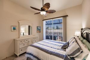 Ένα ή περισσότερα κρεβάτια σε δωμάτιο στο 3BR Scenic Home in Marco l Pool l Hot Tub +48 φωτογραφίες