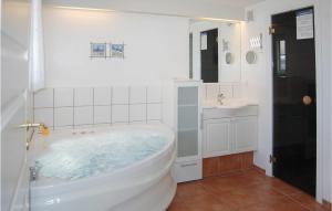 ブラーバンドにあるHoliday Home Vandflodvej K-939の浴槽と洗面台のある白いバスルーム +14枚の写真