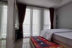 Postelja oz. postelje v sobi nastanitve Apt Breeze Bintaro 1BR with Pool, Wi-Fi and Netflix by Damaresa