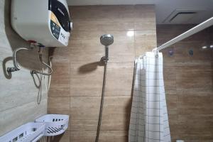Koupelna v ubytování Apt Breeze Bintaro 1BR with Pool, Wi-Fi and Netflix by Damaresa