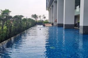 Bazén v ubytování Apt Breeze Bintaro 1BR with Pool, Wi-Fi and Netflix by Damaresa nebo v jeho okolí