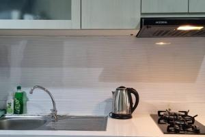 Kuchyň nebo kuchyňský kout v ubytování Apt Breeze Bintaro 1BR with Pool, Wi-Fi and Netflix by Damaresa + 1 fotografie