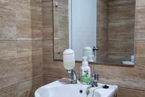 Kopalnica v nastanitvi Apt Breeze Bintaro 1BR with Pool, Wi-Fi and Netflix by Damaresa