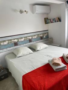 Un dormitorio con una gran cama blanca con una manta roja. en Habitation Loumavi, en Sainte-Rose 17 fotos más