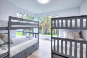 Ένα ή περισσότερα κρεβάτια σε δωμάτιο στο Chalet Allegria Tremblant +35 φωτογραφίες