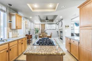 - une cuisine avec une cuisinière dans l'établissement Beautiful Sunsets at 3BR Villa in Reno, à Reno 34 autres photos