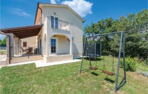Zahrada ubytování Four-Bedroom Holiday Home In Bregi