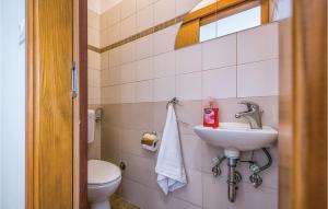Koupelna v ubytování Four-Bedroom Holiday Home In Bregi