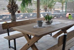 タラハレホにあるVilla El Valleの木製テーブル、パティオ(ベンチ付)