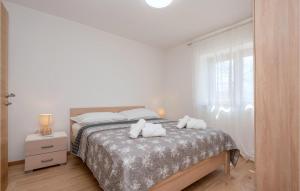 Voodi või voodid majutusasutuse 4 Bedroom Lovely Home In Donji Vinjani toas