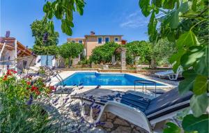 Basen w obiekcie Holiday Home Medulin 33 lub w pobliżu