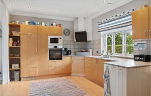 Nhà bếp/bếp nhỏ tại Two-Bedroom Holiday Home In Nysted