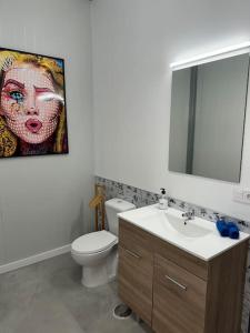 Ένα μπάνιο στο Casa de campo con piscina climatizada