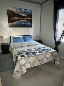 Ένα ή περισσότερα κρεβάτια σε δωμάτιο στο Casa de campo con piscina climatizada +45 φωτογραφίες