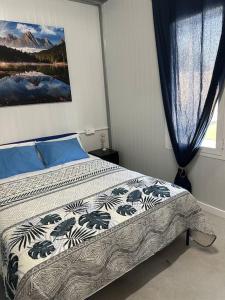 Ένα ή περισσότερα κρεβάτια σε δωμάτιο στο Casa de campo con piscina climatizada