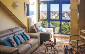 ein Wohnzimmer mit Couch und großem Fenster in der Unterkunft Amazing Apartment In Clohars-Carnoët in Clohars-Carnoët