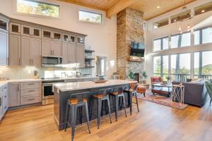 eine Küche mit einer großen Insel mit Barhockern in der Unterkunft Modern Mtn Cabin with Deck and Views in Blue Ridge! in Blue Ridge