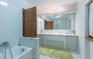 A bathroom at 3 Bedroom Stunning Home In Uzzano Pt