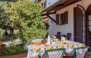 A garden outside 3 Bedroom Stunning Home In Uzzano Pt