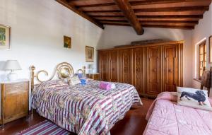 A bed or beds in a room at 3 Bedroom Stunning Home In Uzzano Pt
