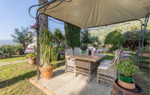 A garden outside 3 Bedroom Stunning Home In Uzzano Pt