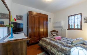 A bed or beds in a room at 3 Bedroom Stunning Home In Uzzano Pt