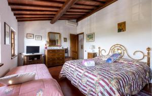 A bed or beds in a room at 3 Bedroom Stunning Home In Uzzano Pt