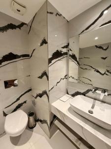 Bilik mandi di The Olive Hotel Srinagar