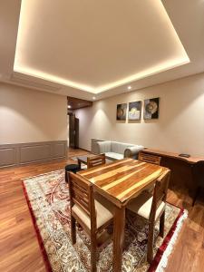 Ruang duduk di The Olive Hotel Srinagar