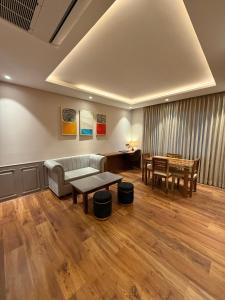 Ruang duduk di The Olive Hotel Srinagar