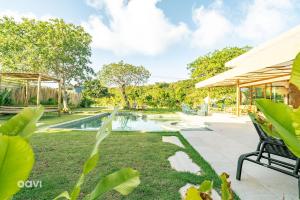 una vista di una piscina in un cortile di Casa Mar no Pipa Natureza by QAVI a Pipa