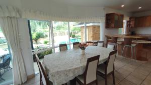 una cucina e una sala da pranzo con tavolo e sedie di Wonderful Beach Villa, Perfect Location a Khao Lak Altre 85 foto